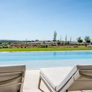 Beachfront Garden & - Indoor And Outdoor Pool Apartment